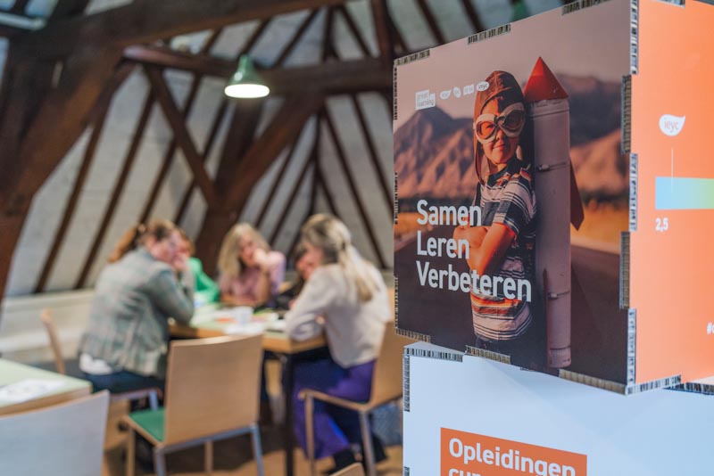 School leader for learning is een opleiding met trainingen voor leidinggevenden op school, zoals ervaren coördinatoren, directeuren en schoolleiders in het primair onderwijs en voortgezet onderwijs.